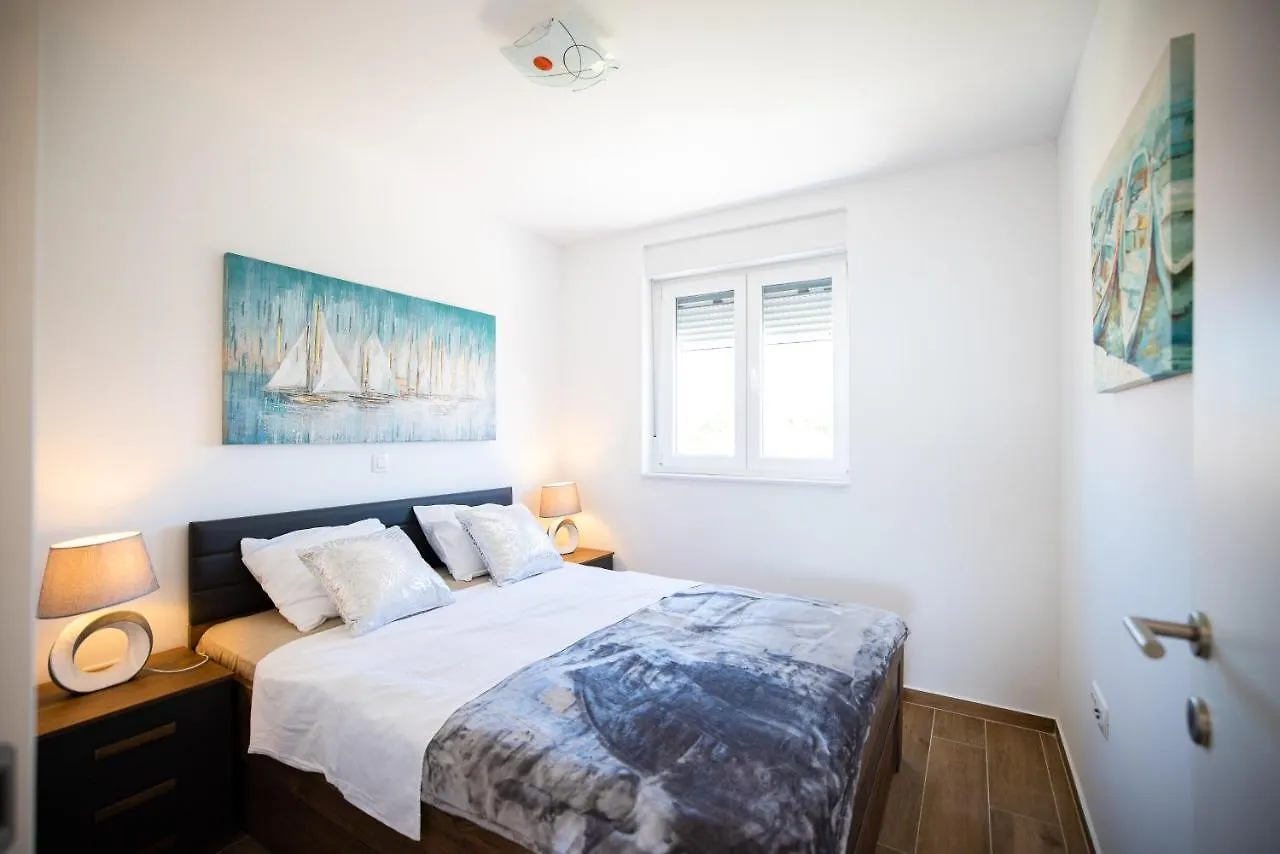 Beach Paradise 5 Stars Apartments Nin 0*,