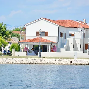 Apartmán King, Nin